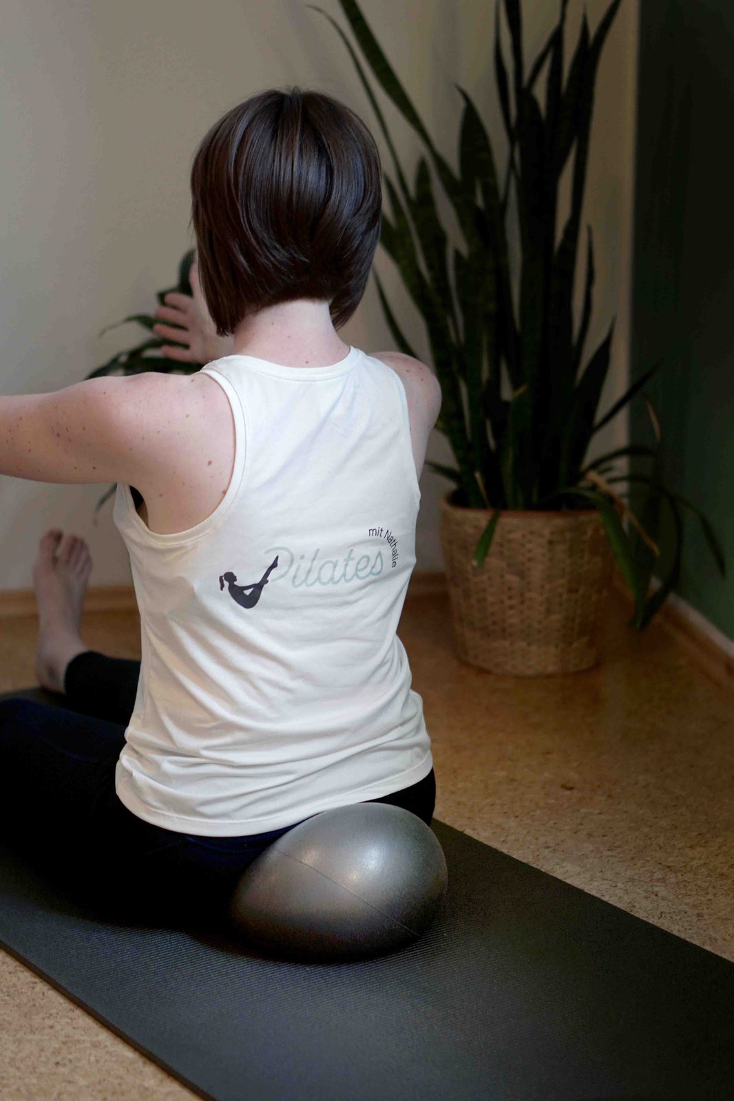 Nathalie im Kniestand mit dem Pilates-Ring